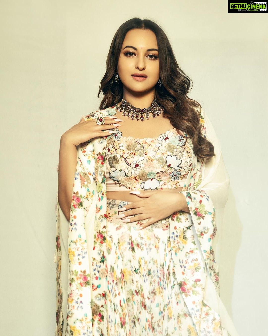 Sonakshi Sinha Instagram - Feeling beauti-phool 🌸