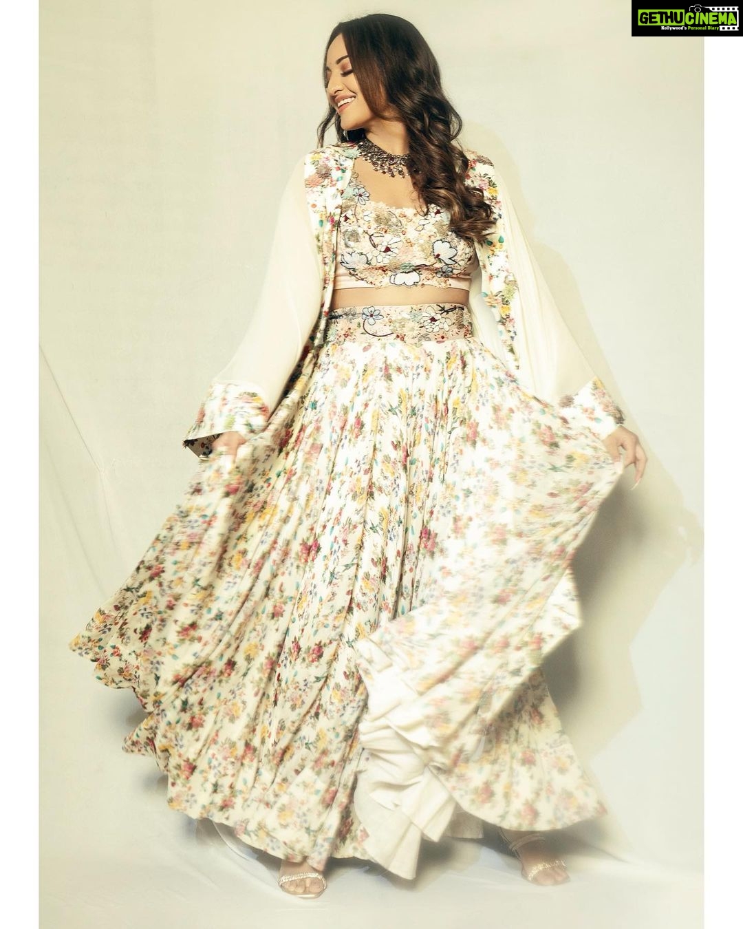 Sonakshi Sinha Instagram - Feeling beauti-phool 🌸
