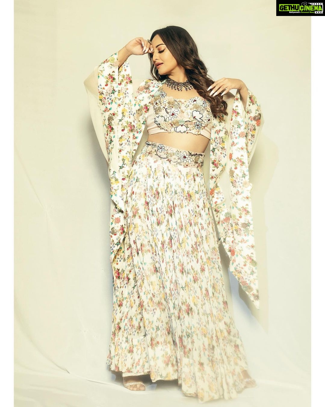 Sonakshi Sinha Instagram - Feeling beauti-phool 🌸