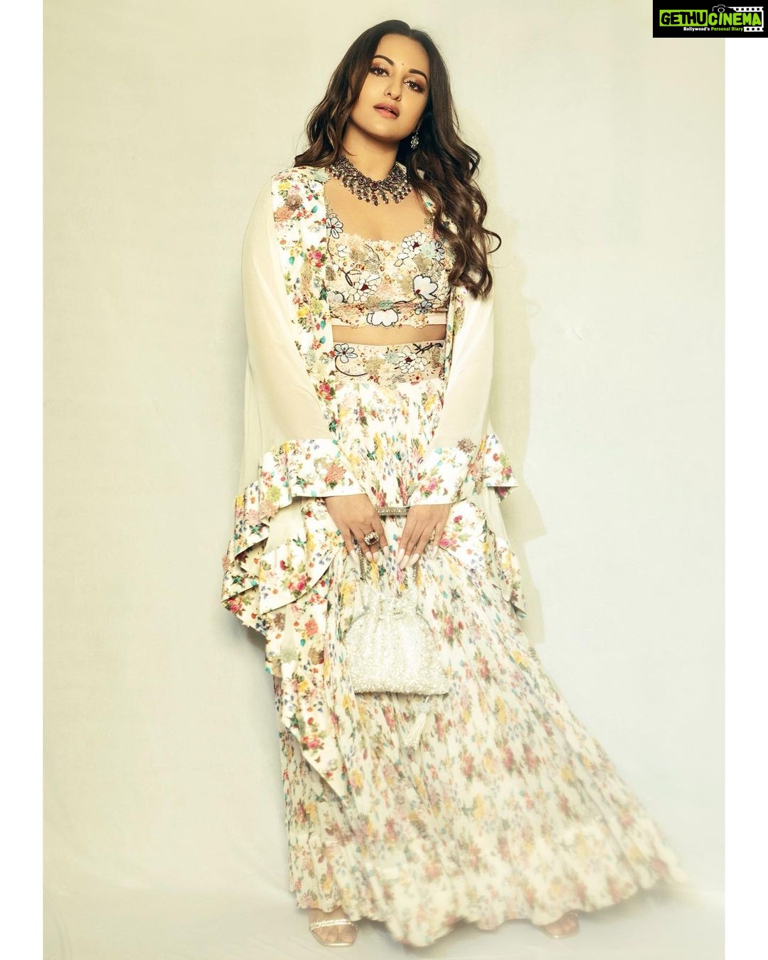 Sonakshi Sinha Instagram - Feeling beauti-phool 🌸