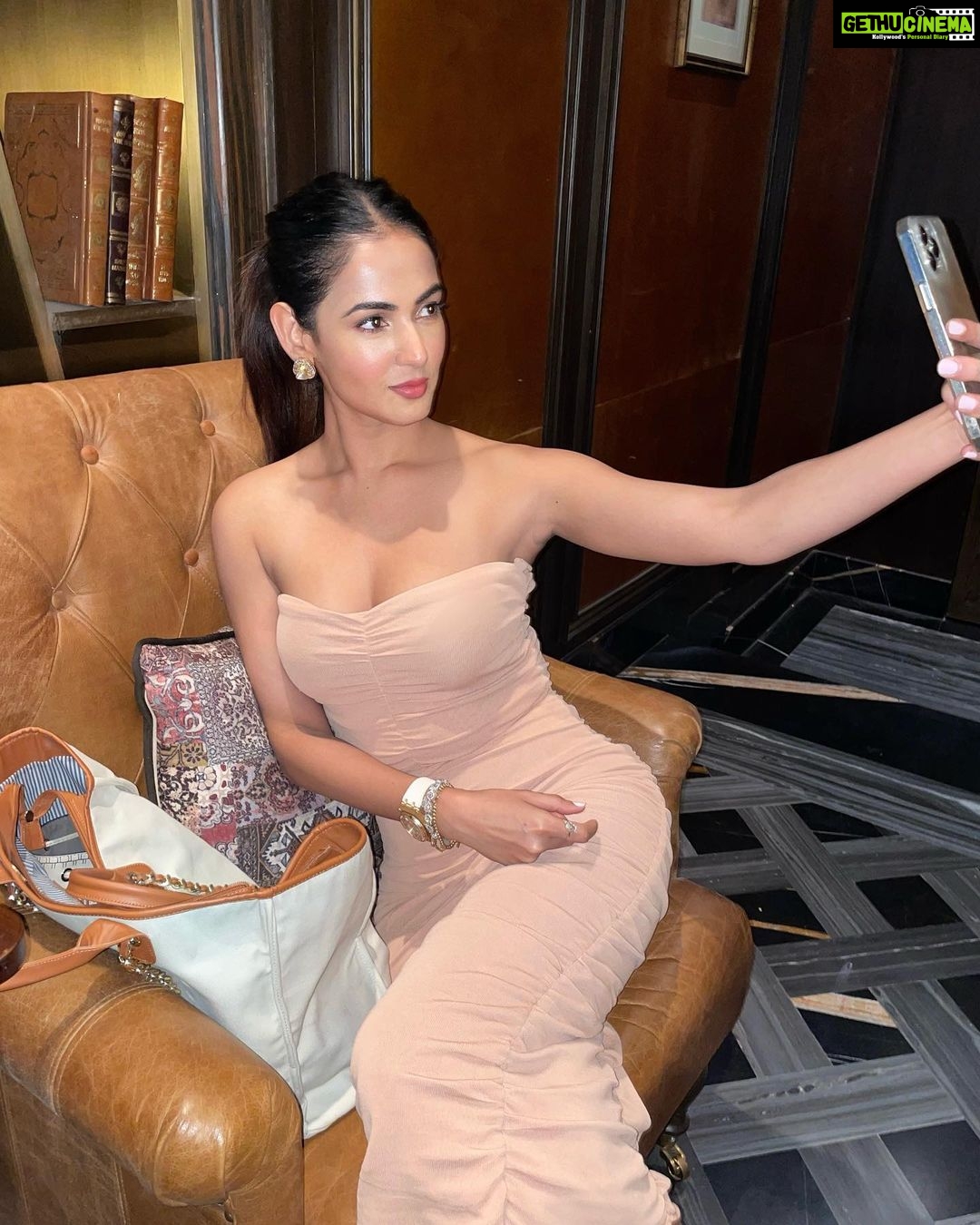Sonal Chauhan Instagram - But first …. Lemme take a selfie 🤳 Are you obsessed with taking selfies too?? . . . . . . . . . . . . . . . . . . . . . . . . . . . . . . . . . . . . 📸 @stuti.singh #love #sonalchauhan #beauty #nakeddress #sonalchauhancloset #selfie #dress #sunday #nightout St. Regis Hotel