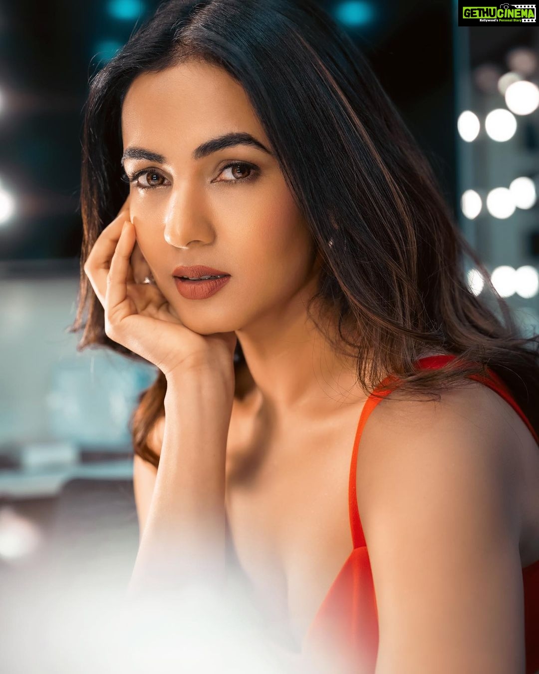 Sonal Chauhan Instagram - This or that ??? ♥️🌶♥️ . . . . . . . . . . . . . . . . . . . . . . . . . 📸 @stargaze.404 HMU @vijaysharmahairandmakeup Styled by @rashmitathapa #ॐ #sonalchauhan #love #monday #red #eyes Hyderabad
