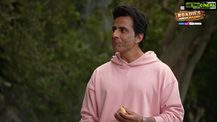 Sonu Sood Instagram - Mai jo kehte hoon voh karke dikhata hoon😎 Watch @infinixindia MTV Roadies Co-powered by @coinswitch_co @pareegirl @leverageedu & @lakmeindia , every week Fri, Sat & Sun at 7PM on @mtvindia @nbaindia @waiwai_noodles @ramsonsperfumes @bigmuscles_nutrition @ragecoffee_ @flyhighinstitutenagpur #RoadiesInSouthAfrica #RoadiesinSA #JourneyInSouthAfrica #SonuSoodonRoadies #WeekendwithRoadies