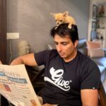 Sonu Sood Instagram - When you have ONE newspaper and TWO readers ❣️❣️