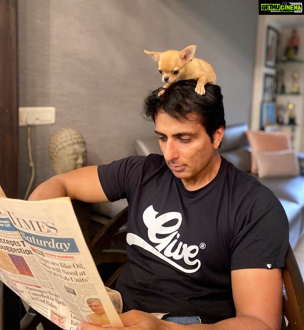 Sonu Sood Instagram - When you have ONE newspaper and TWO readers ❣️❣️