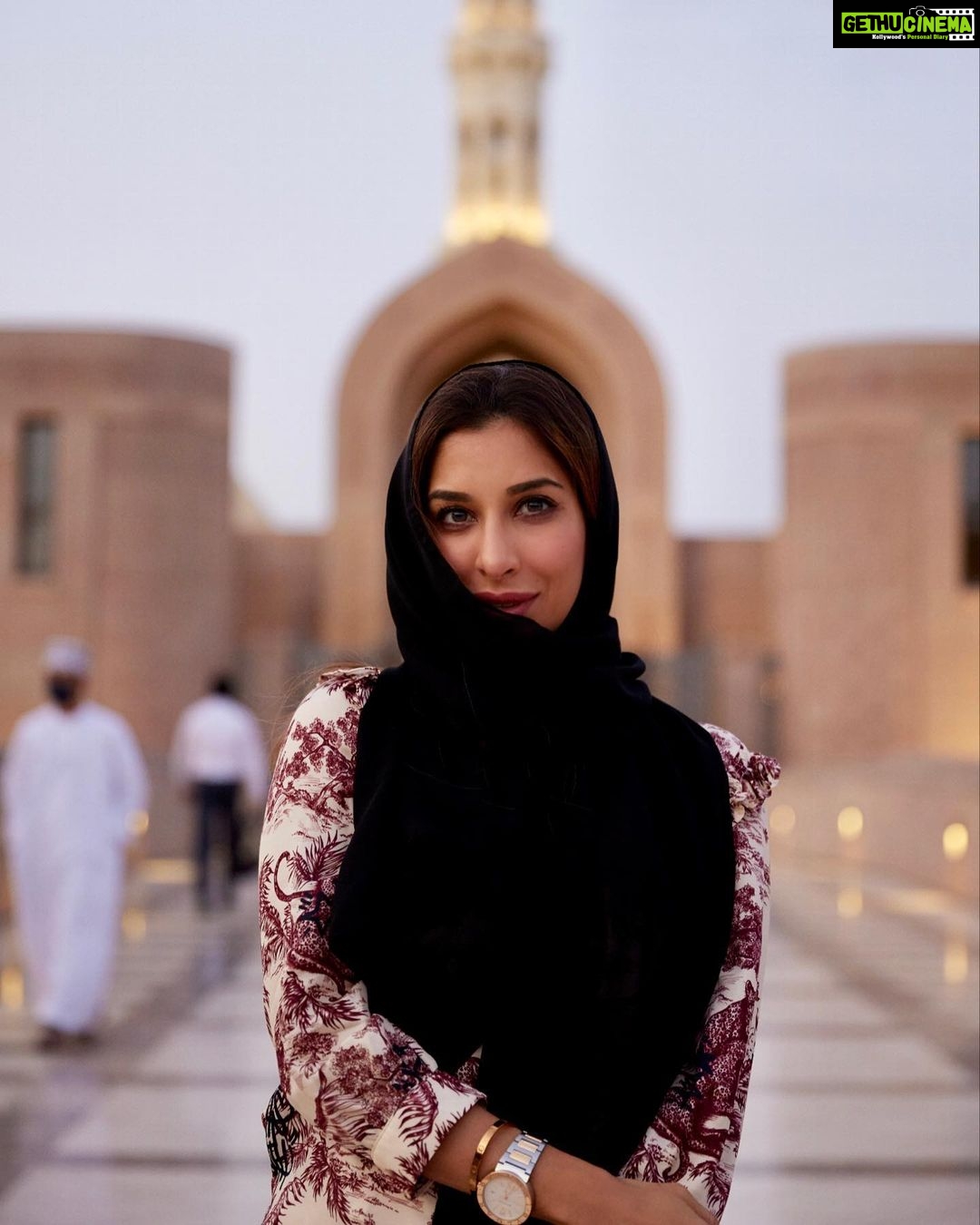 Sophie Choudry Instagram - Eid Mubarak to everyone across the world that’s celebrating! And Chand Mubarak to those celebrating tomorrow ! Love, peace and prosperity🙏🏼🤲🏼💕🌙 #grandmosque #muscat #sultanqaboosgrandmosque #eidmubarak #eid2022 #sophiechoudry #chandmubarak 📸 @harryrajput64 Sultan Qaboos Grand Mosque