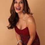 Sophie Choudry Instagram - That Friday feelin’ 💃 Outfit @rohitgandhirahulkhanna Styling @tanimakhosla Earrings @farahkhanworld Rings/bracelet @niajbyshradha Makeup @ambereenyusuf 📸 @yashasvisharma #fridayfeeling #tgif #friyay #happygirlsaretheprettiest #lovethispic #ladyinred #positivevibesonly #sophiechoudry