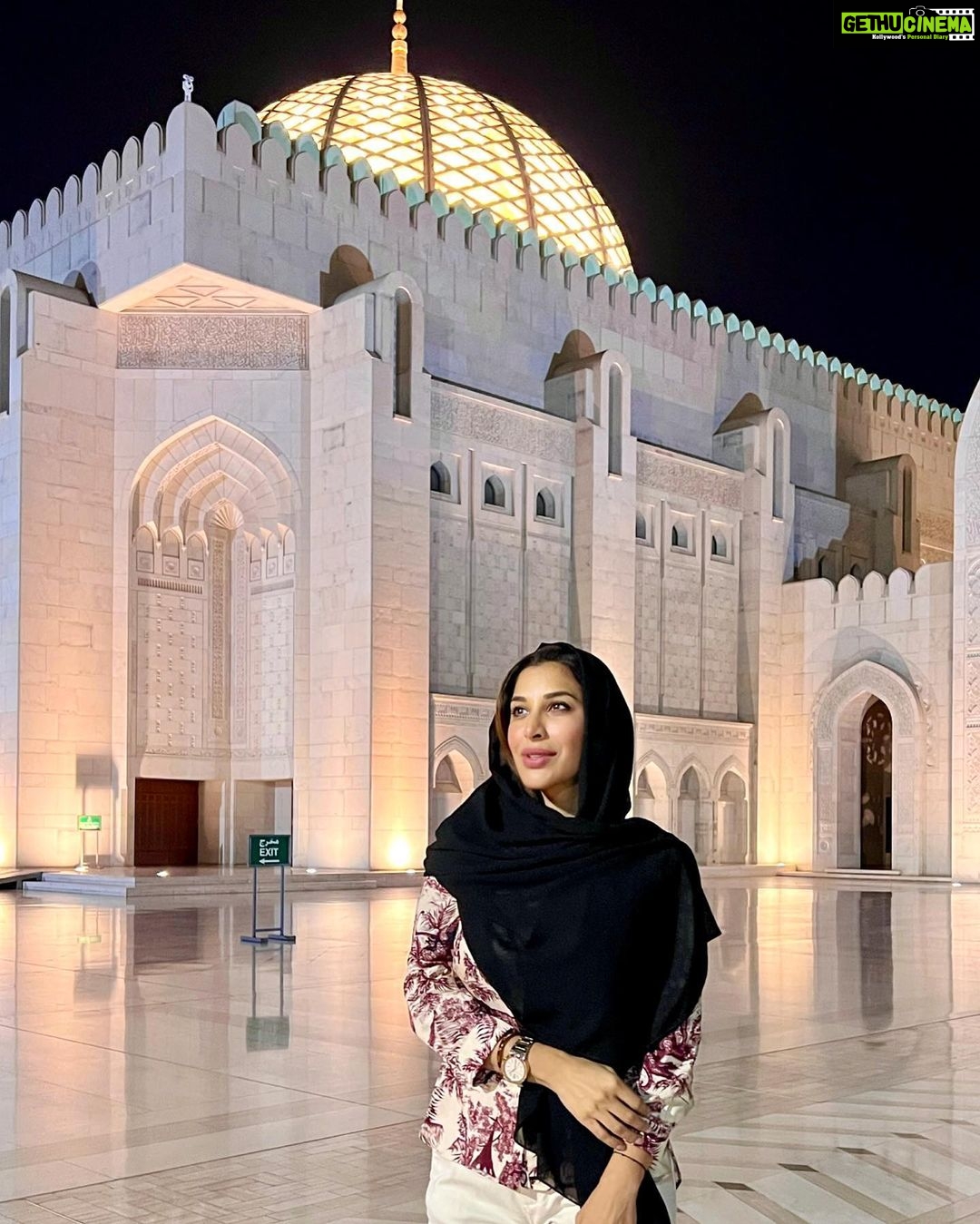 Sophie Choudry Instagram - Eid Mubarak to everyone across the world that’s celebrating! And Chand Mubarak to those celebrating tomorrow ! Love, peace and prosperity🙏🏼🤲🏼💕🌙 #grandmosque #muscat #sultanqaboosgrandmosque #eidmubarak #eid2022 #sophiechoudry #chandmubarak 📸 @harryrajput64 Sultan Qaboos Grand Mosque
