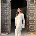 Sophie Choudry Instagram – A crazy 48hrs from Mumbai to Kochi to Udaipur back to Mumbai, cancelled flights, a pit stop in Bangalore, yummy food, sunshine, rain, no sleep but a heart full of gratitude💕🙏🏼 #giglife #mylifein48hours 

#traveldiaries #kochi #udaipur #lovewhatyoudo #gratitude #sophiechoudry #myindia #stilllearningtheartofphotodumps