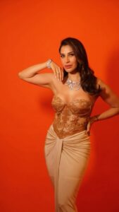 Sophie Choudry Instagram - I can keep a secret…❤️‍🔥 🎥 @lakshaysachdevaphotography #eventdiaries #giglife #hostesswiththemostess #curves #ootn #feellikeamermaid #styleinspo #sophiechoudry #coolforthesummer #trending #reelitfeelit Outfit @shantanunikhil Styling @tanimakhosla Necklace @farahkhanworld All other jewellery. @niajbyshradha HMU @ambereenyusuf