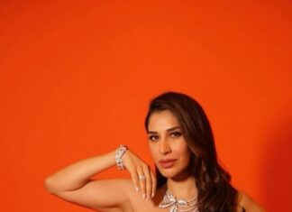 Sophie Choudry Instagram - I can keep a secret…❤️‍🔥 🎥 @lakshaysachdevaphotography #eventdiaries #giglife #hostesswiththemostess #curves #ootn #feellikeamermaid #styleinspo #sophiechoudry #coolforthesummer #trending #reelitfeelit Outfit @shantanunikhil Styling @tanimakhosla Necklace @farahkhanworld All other jewellery. @niajbyshradha HMU @ambereenyusuf