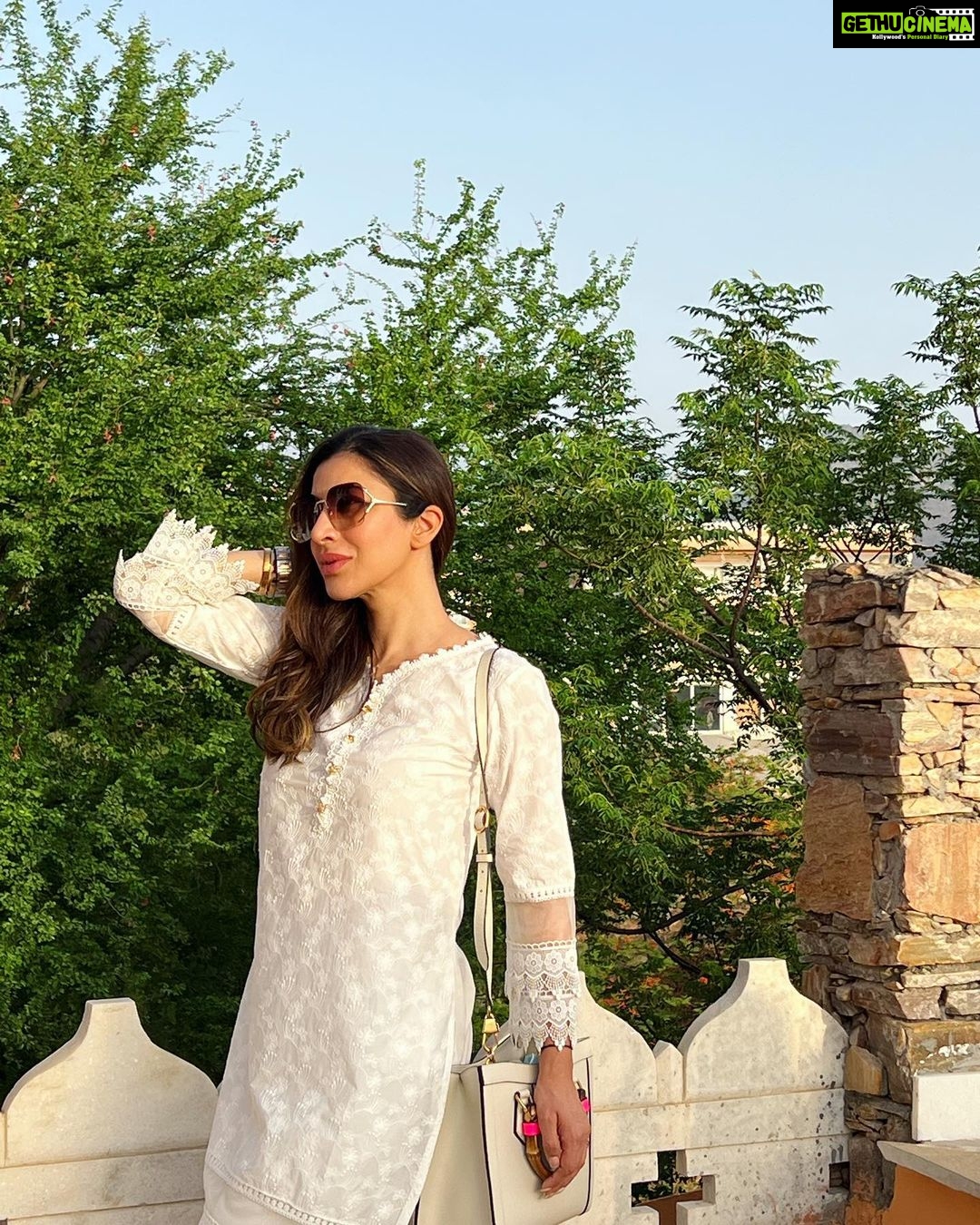 Sophie Choudry Instagram - A crazy 48hrs from Mumbai to Kochi to Udaipur back to Mumbai, cancelled flights, a pit stop in Bangalore, yummy food, sunshine, rain, no sleep but a heart full of gratitude💕🙏🏼 #giglife #mylifein48hours #traveldiaries #kochi #udaipur #lovewhatyoudo #gratitude #sophiechoudry #myindia #stilllearningtheartofphotodumps