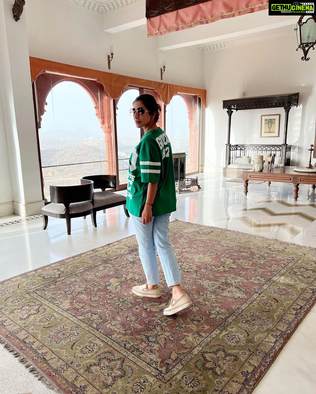 Sophie Choudry Instagram - A crazy 48hrs from Mumbai to Kochi to Udaipur back to Mumbai, cancelled flights, a pit stop in Bangalore, yummy food, sunshine, rain, no sleep but a heart full of gratitude💕🙏🏼 #giglife #mylifein48hours #traveldiaries #kochi #udaipur #lovewhatyoudo #gratitude #sophiechoudry #myindia #stilllearningtheartofphotodumps