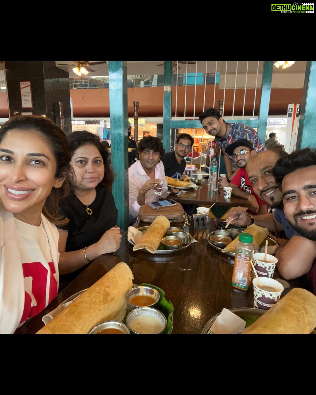 Sophie Choudry Instagram - A crazy 48hrs from Mumbai to Kochi to Udaipur back to Mumbai, cancelled flights, a pit stop in Bangalore, yummy food, sunshine, rain, no sleep but a heart full of gratitude💕🙏🏼 #giglife #mylifein48hours #traveldiaries #kochi #udaipur #lovewhatyoudo #gratitude #sophiechoudry #myindia #stilllearningtheartofphotodumps