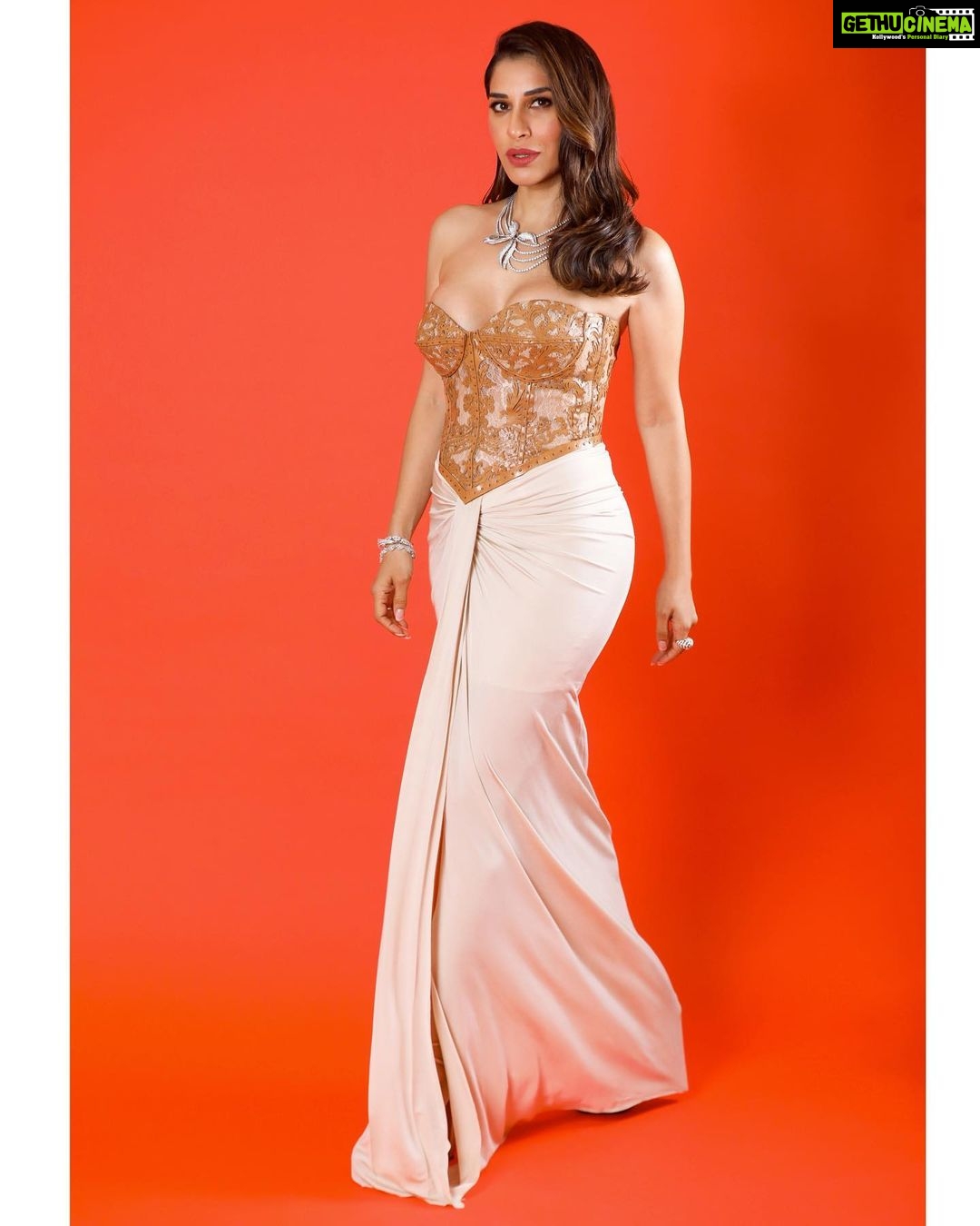 Sophie Choudry Instagram - Orange you glad to see me?😌 Outfit @shantanunikhil Styling @tanimakhosla Necklace @farahkhanworld All other jewellery. @niajbyshradha HMU @ambereenyusuf 📸 @lakshaysachdevaphotography #eventdiaries #giglife #hostesswiththemostess #curves #ootn #feellikeamermaid #styleinspo #sophiechoudry The Imperial, New Delhi