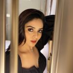 Sreemukhi Instagram - May 🖤✨ Birthday month! More pics on stories! 😝 Outfit @divya_varun_official Make up @nookesh.malla Hair @shivaji_makeup_studios #may2022 #sreemukhi #birthdaymonth