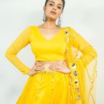 Sreemukhi Instagram - Saregamapa ✨ Tonight on @zeetelugu ⭐️ Styling @hemamanohar1 Outfit @ivana_designers Jewellery @pretty.jewelbox PC @chinthuu_klicks Makeup @nookesh.malla #sreemukhi #saregamapa #yellowmellow