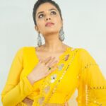 Sreemukhi Instagram - Saregamapa ✨ Tonight on @zeetelugu ⭐️ Styling @hemamanohar1 Outfit @ivana_designers Jewellery @pretty.jewelbox PC @chinthuu_klicks Makeup @nookesh.malla #sreemukhi #saregamapa #yellowmellow