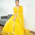 Sreemukhi Instagram – Saregamapa ✨
Tonight on @zeetelugu ⭐️

Styling @hemamanohar1 
Outfit @ivana_designers 
Jewellery @pretty.jewelbox 
PC @chinthuu_klicks 
Makeup @nookesh.malla 

#sreemukhi #saregamapa #yellowmellow