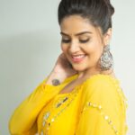 Sreemukhi Instagram - Saregamapa ✨ Tonight on @zeetelugu ⭐️ Styling @hemamanohar1 Outfit @ivana_designers Jewellery @pretty.jewelbox PC @chinthuu_klicks Makeup @nookesh.malla #sreemukhi #saregamapa #yellowmellow