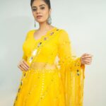 Sreemukhi Instagram - Saregamapa ✨ Tonight on @zeetelugu ⭐️ Styling @hemamanohar1 Outfit @ivana_designers Jewellery @pretty.jewelbox PC @chinthuu_klicks Makeup @nookesh.malla #sreemukhi #saregamapa #yellowmellow