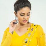 Sreemukhi Instagram - Saregamapa ✨ Tonight on @zeetelugu ⭐️ Styling @hemamanohar1 Outfit @ivana_designers Jewellery @pretty.jewelbox PC @chinthuu_klicks Makeup @nookesh.malla #sreemukhi #saregamapa #yellowmellow