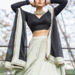 Sreemukhi Instagram - Zee Mahostavam 🖤✨ Happy Anniversary @zeetelugu 🖤✨ Outfit @shashikstudio Styling @hemamanohar1 Jewellery @bcos_its_silver PC @chinthuu_klicks Make up @nookesh.malla Hair @shivaji_makeup_studios #sreemukhi #zeemahostavam2022 #zeetelugu