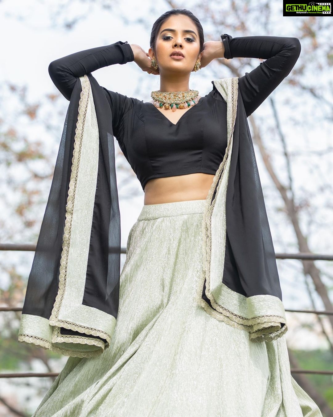Sreemukhi Instagram - Zee Mahostavam π€β¨ Happy Anniversary @zeetelugu π€β¨ Outfit @shashikstudio Styling @hemamanohar1 Jewellery @bcos_its_silver PC @chinthuu_klicks Make up @nookesh.malla Hair @shivaji_makeup_studios #sreemukhi #zeemahostavam2022 #zeetelugu