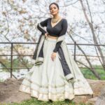 Sreemukhi Instagram - Zee Mahostavam 🖤✨ Happy Anniversary @zeetelugu 🖤✨ Outfit @shashikstudio Styling @hemamanohar1 Jewellery @bcos_its_silver PC @chinthuu_klicks Make up @nookesh.malla Hair @shivaji_makeup_studios #sreemukhi #zeemahostavam2022 #zeetelugu
