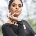 Sreemukhi Instagram - Zee Mahostavam 🖤✨ Happy Anniversary @zeetelugu 🖤✨ Outfit @shashikstudio Styling @hemamanohar1 Jewellery @bcos_its_silver PC @chinthuu_klicks Make up @nookesh.malla Hair @shivaji_makeup_studios #sreemukhi #zeemahostavam2022 #zeetelugu