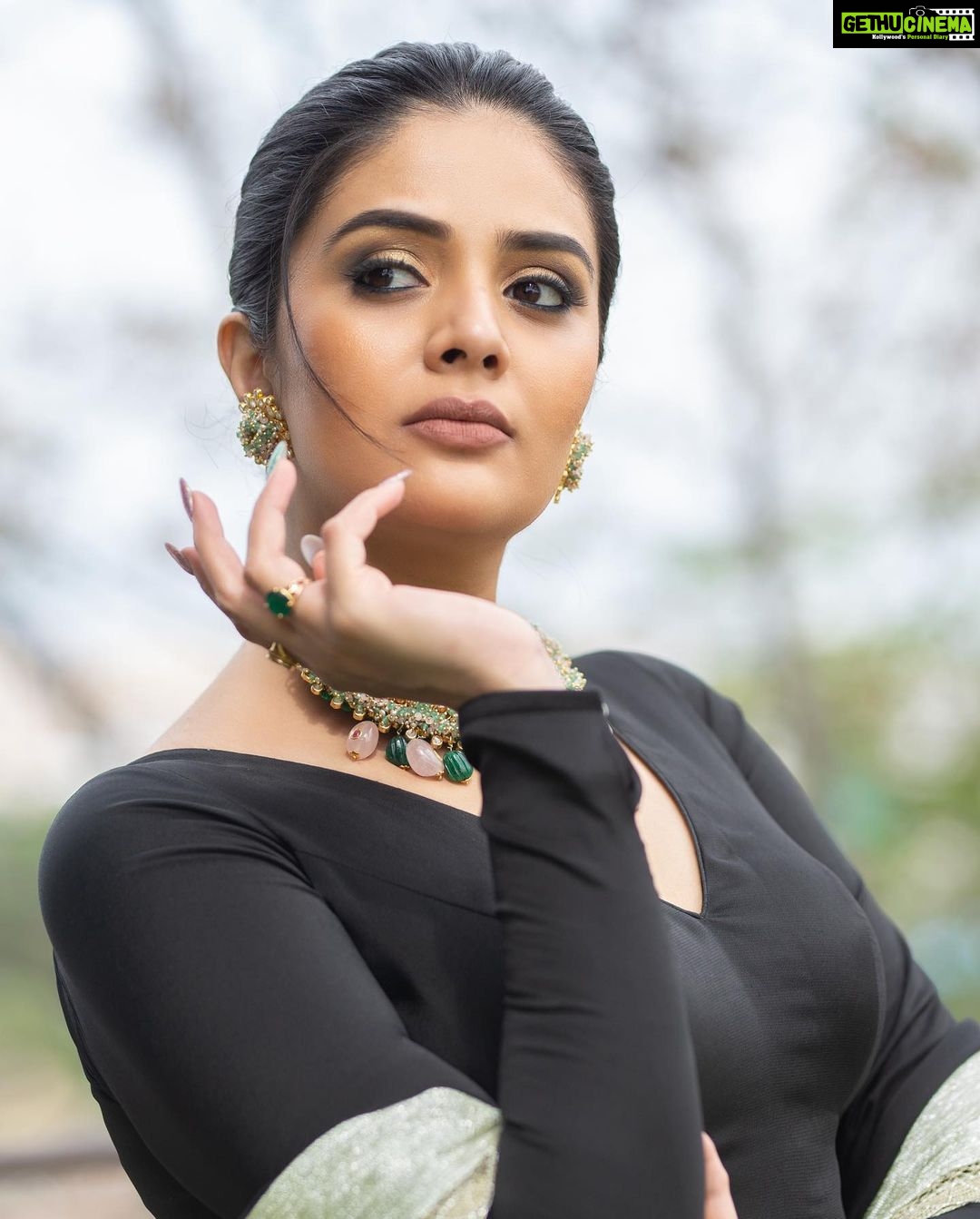 Sreemukhi Instagram - Zee Mahostavam π€β¨ Happy Anniversary @zeetelugu π€β¨ Outfit @shashikstudio Styling @hemamanohar1 Jewellery @bcos_its_silver PC @chinthuu_klicks Make up @nookesh.malla Hair @shivaji_makeup_studios #sreemukhi #zeemahostavam2022 #zeetelugu