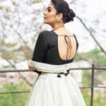 Sreemukhi Instagram - Zee Mahostavam 🖤✨ Happy Anniversary @zeetelugu 🖤✨ Outfit @shashikstudio Styling @hemamanohar1 Jewellery @bcos_its_silver PC @chinthuu_klicks Make up @nookesh.malla Hair @shivaji_makeup_studios #sreemukhi #zeemahostavam2022 #zeetelugu