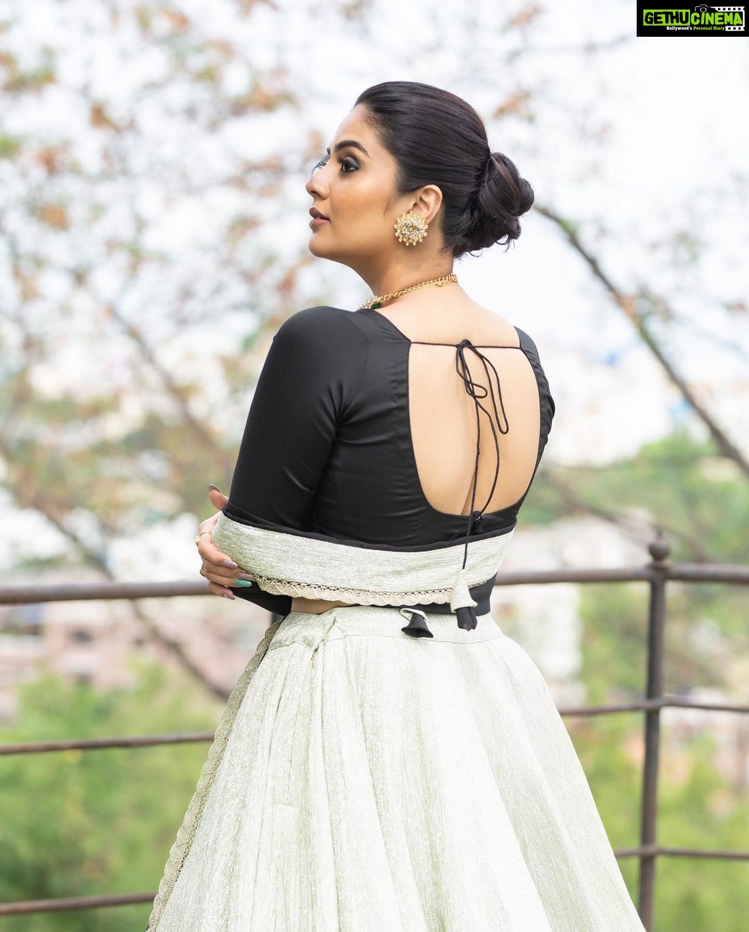 Sreemukhi Instagram - Zee Mahostavam π€β¨ Happy Anniversary @zeetelugu π€β¨ Outfit @shashikstudio Styling @hemamanohar1 Jewellery @bcos_its_silver PC @chinthuu_klicks Make up @nookesh.malla Hair @shivaji_makeup_studios #sreemukhi #zeemahostavam2022 #zeetelugu