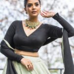 Sreemukhi Instagram - Zee Mahostavam 🖤✨ Happy Anniversary @zeetelugu 🖤✨ Outfit @shashikstudio Styling @hemamanohar1 Jewellery @bcos_its_silver PC @chinthuu_klicks Make up @nookesh.malla Hair @shivaji_makeup_studios #sreemukhi #zeemahostavam2022 #zeetelugu
