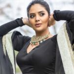 Sreemukhi Instagram - Zee Mahostavam 🖤✨ Happy Anniversary @zeetelugu 🖤✨ Outfit @shashikstudio Styling @hemamanohar1 Jewellery @bcos_its_silver PC @chinthuu_klicks Make up @nookesh.malla Hair @shivaji_makeup_studios #sreemukhi #zeemahostavam2022 #zeetelugu