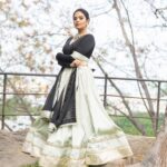 Sreemukhi Instagram - Zee Mahostavam 🖤✨ Happy Anniversary @zeetelugu 🖤✨ Outfit @shashikstudio Styling @hemamanohar1 Jewellery @bcos_its_silver PC @chinthuu_klicks Make up @nookesh.malla Hair @shivaji_makeup_studios #sreemukhi #zeemahostavam2022 #zeetelugu