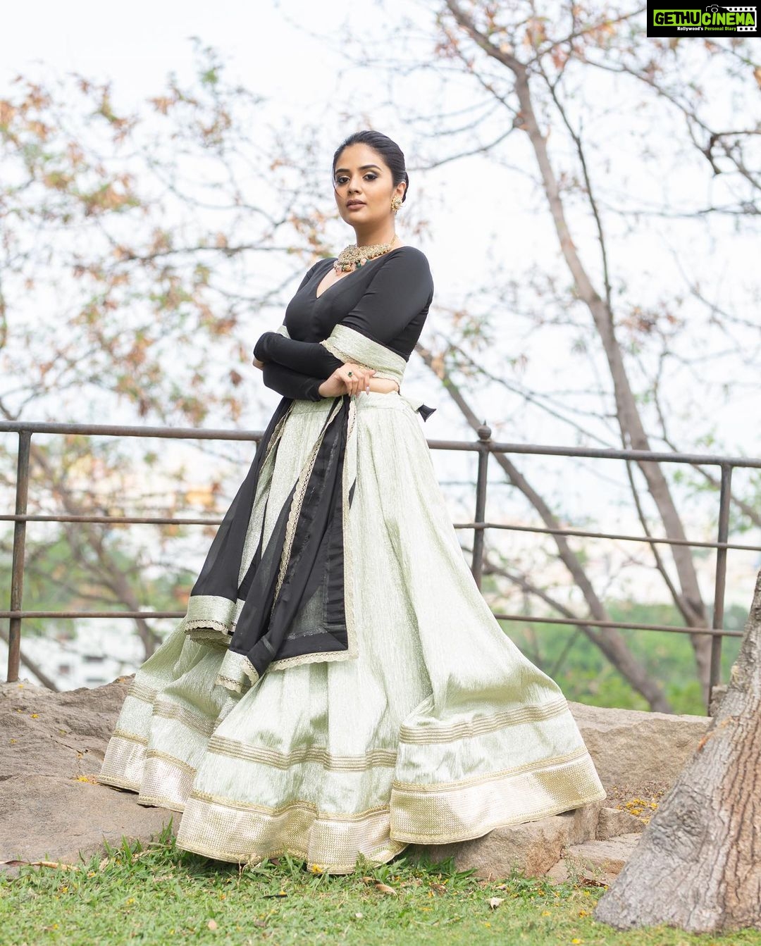 Sreemukhi Instagram - Zee Mahostavam π€β¨ Happy Anniversary @zeetelugu π€β¨ Outfit @shashikstudio Styling @hemamanohar1 Jewellery @bcos_its_silver PC @chinthuu_klicks Make up @nookesh.malla Hair @shivaji_makeup_studios #sreemukhi #zeemahostavam2022 #zeetelugu
