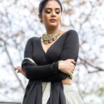 Sreemukhi Instagram - Zee Mahostavam 🖤✨ Happy Anniversary @zeetelugu 🖤✨ Outfit @shashikstudio Styling @hemamanohar1 Jewellery @bcos_its_silver PC @chinthuu_klicks Make up @nookesh.malla Hair @shivaji_makeup_studios #sreemukhi #zeemahostavam2022 #zeetelugu