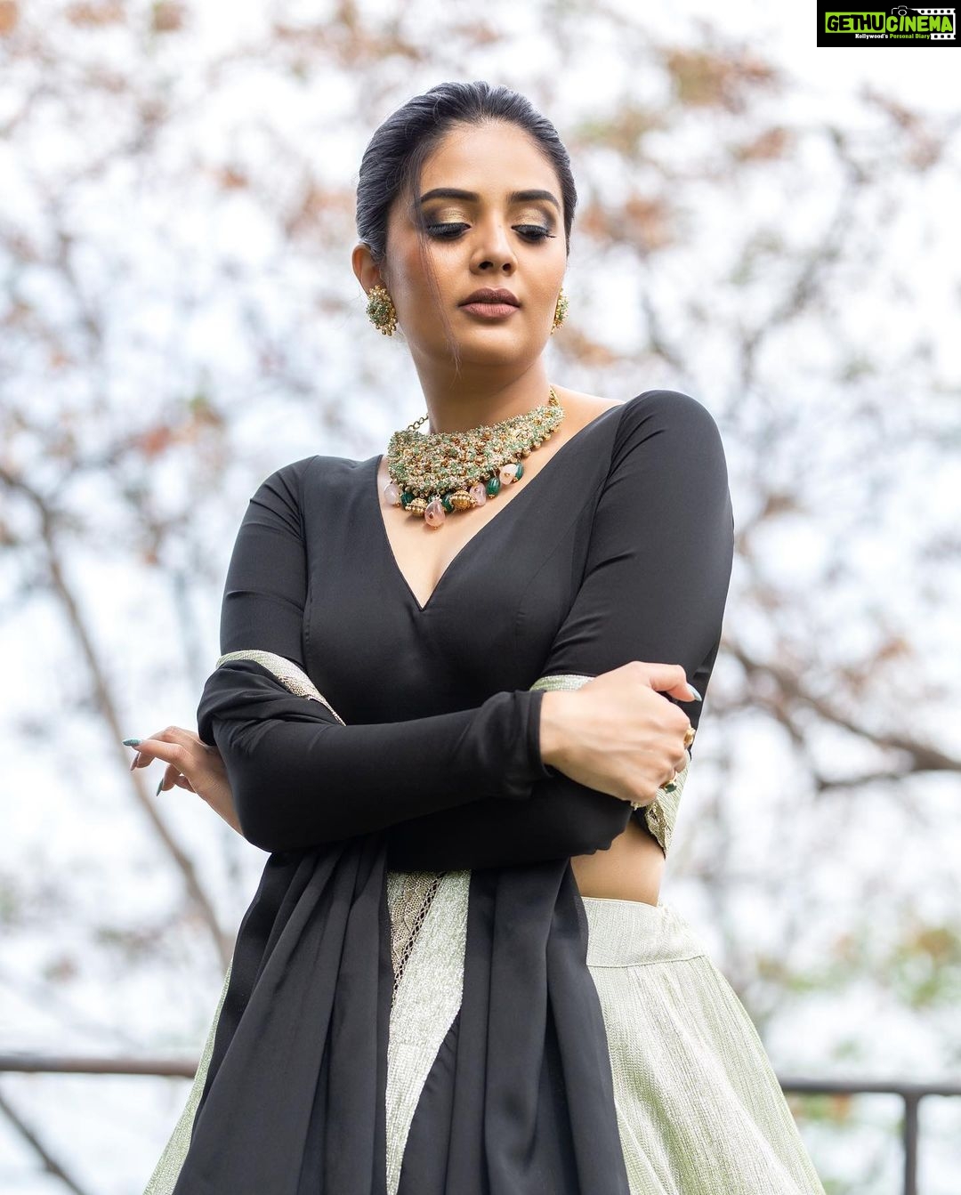 Sreemukhi Instagram - Zee Mahostavam π€β¨ Happy Anniversary @zeetelugu π€β¨ Outfit @shashikstudio Styling @hemamanohar1 Jewellery @bcos_its_silver PC @chinthuu_klicks Make up @nookesh.malla Hair @shivaji_makeup_studios #sreemukhi #zeemahostavam2022 #zeetelugu