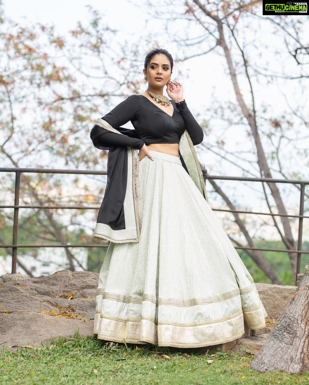 Sreemukhi Instagram - Zee Mahostavam π€β¨ Happy Anniversary @zeetelugu π€β¨ Outfit @shashikstudio Styling @hemamanohar1 Jewellery @bcos_its_silver PC @chinthuu_klicks Make up @nookesh.malla Hair @shivaji_makeup_studios #sreemukhi #zeemahostavam2022 #zeetelugu