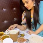 Sreemukhi Instagram - Lunch time! 😋❤️ Hum neend nahi bathuk sakta! Hum chain nahi bathuk sakta! Food nahi sakta bathuk nahi! What’s for your lunch today?! 😋 #sreemukhi #lunchtime #reels #foodcoma #caravanstories