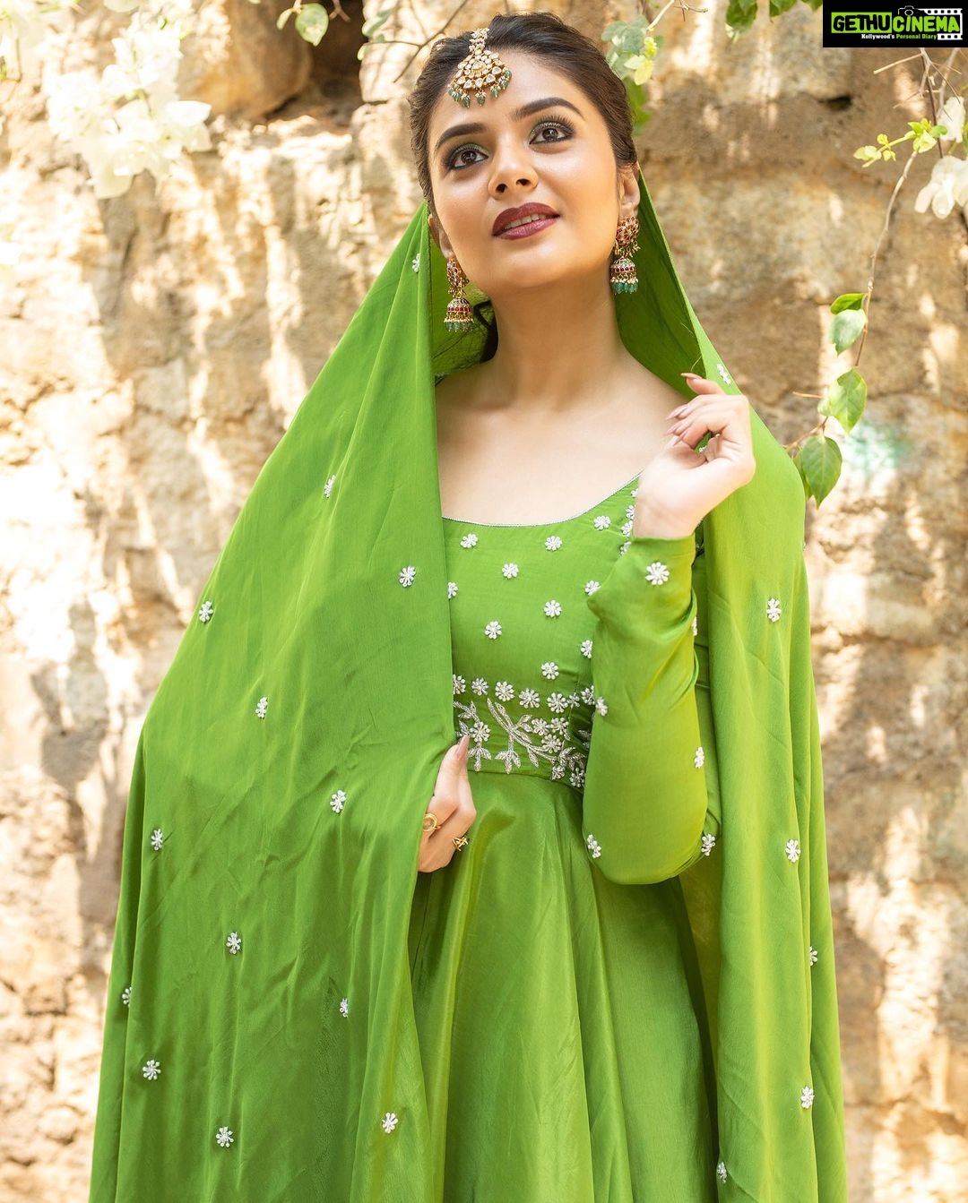 Sreemukhi Instagram - SAREGAMAPA ✨✨ Eid special ✨⭐️ Styling @hemamanohar1 Outfit @sr_label_by_yaminireddy Jewellery @bcos_its_silver @artsy_chic_jewelry PC @chinthuu_klicks Makeup @nookesh.malla #saregamapa #eidspecial #sreemukhi