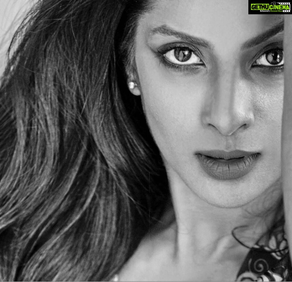 Actress Sriya Reddy HD Photos and Wallpapers May 2022 - Gethu Cinema