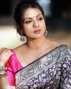 Sruthi Hariharan Instagram - A saree anyday, everyday... :) Thank you team . For @suvarnacomedygangs Photography: @raghavstudios Styled by: @papapants Assisted by @thechaotic.art Saree- @taneira_sarees Jewellery & belt: @shreejewellersofficial Make up by @shivugowda2011 Hair by #Sunitha