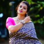 Sruthi Hariharan Instagram - A saree everyday... anyday.. Photography: @raghavstudios Styled by: @papapants Assisted by @thechaotic.art Saree- @taneira_sarees Jewellery & belt: @shreejewellersofficial Neckpiece: @houseoftuhina Make up by @shivugowda2011 Hair by #sunitha