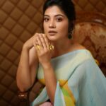 Sshivada Instagram – Be a soul full of sunshine🌞☀️

Clicked by : @_shutter_magics_
MUA : @meeramax_makeupartist_
Assisted by : @sajeesh_s_0619_make_over
Stylist: @kenusjoseph
Saree : @handloomcreations
Earring : @elegant_drapes_sneha Ring :@adorebypriyanka 
Video: @the_motomatrix
Assistant photographer:@_mr_travelholic_
Location : @udshotels
.
.
.
.
.
#sareelove #yellow #yellowsaree #photography #happiness💕 #liveyourlife #loveyourlife #lovewhatyoudo #positivevibes