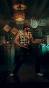 Sudeep Instagram - Heyyy jaqqiiiiii @jacquelinef143 ... ua request is here ,,,,,,,my 1st ever reel.,,,, fo you... 🥂🥂🥵🥶 #RaRaRakkamma #RaRaRakkammahookstep #VikrantRona