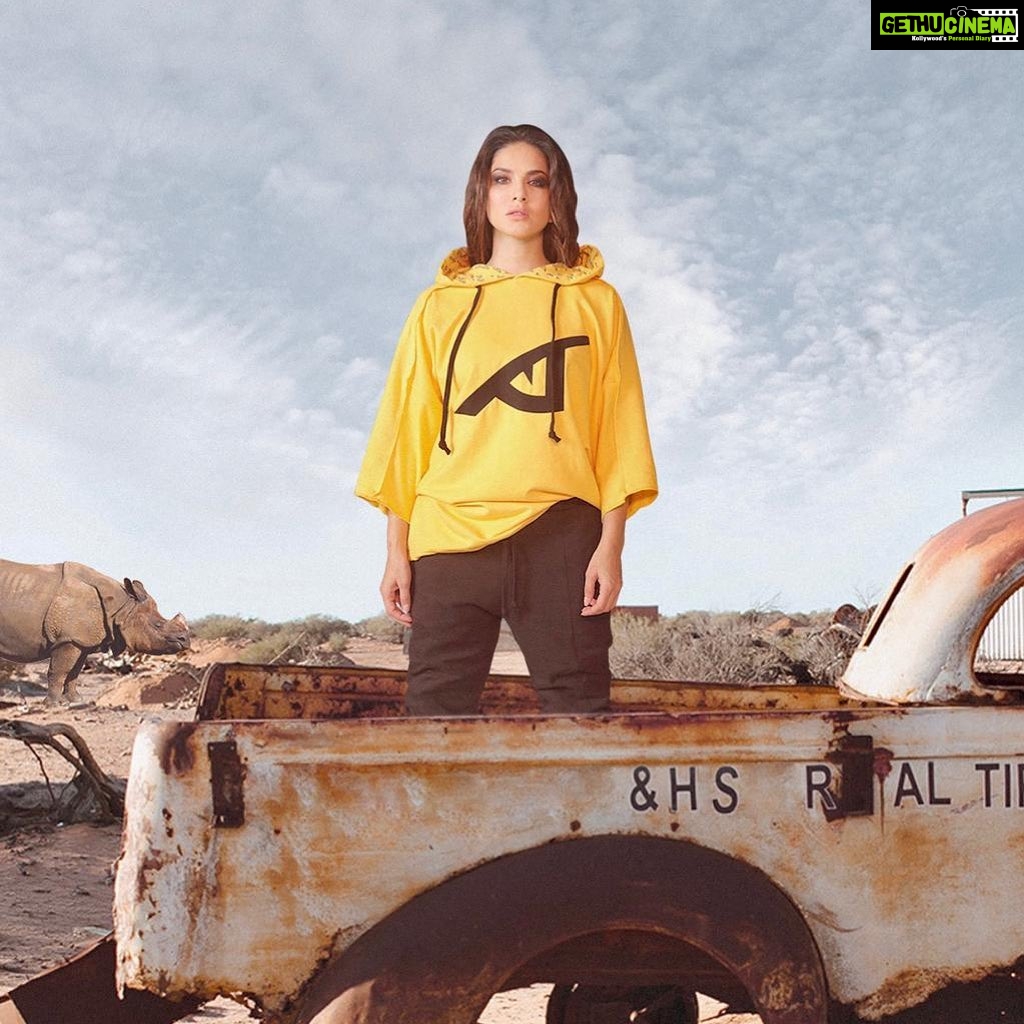Sunny Leone Instagram - π½πππ πͺπ π¦π£ π π¨π π¨ππͺ . . Check out www.iamanimal.com for these amazing #crueltyfree #certified organic and vegan atheisure clothing!! . . #SunnyLeone #iamAnimal