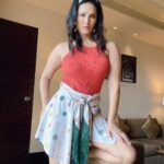 Sunny Leone Instagram – Hello hello!! 

Outfit by @dramebaaz_by_rikita @ascend.rohank 
Jewelllery by @blingthingstore
Styled by @hitendrakapopara
Assisted by @tanyakalraaa