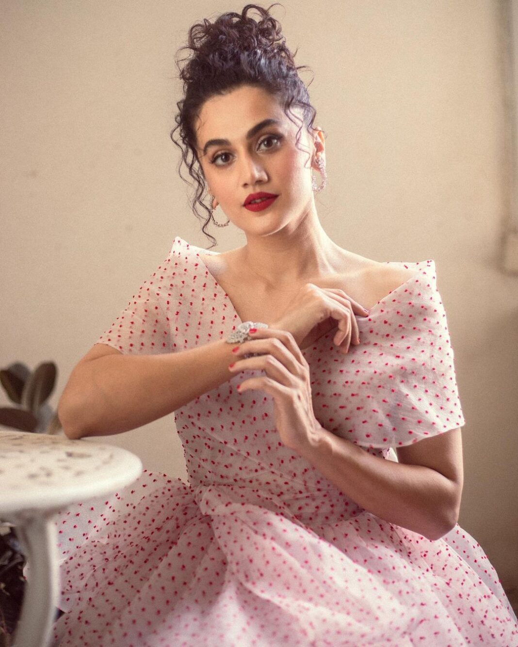Taapsee Pannu Instagram - If @iwmbuzz awards had the “Bridgerton” theme, I was readyyyyyyyy 👗
